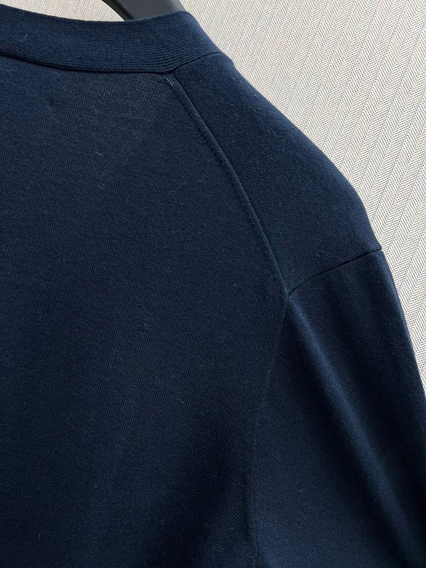 🅿️480 POLO 25ss new slim fit V-neck knitted wool cardigan. This lightweight knitted cardigan is carefully woven from wool yarn, treated for a smooth texture, and decorated with iconic pony embroidery. Size: S.M.L.XL.